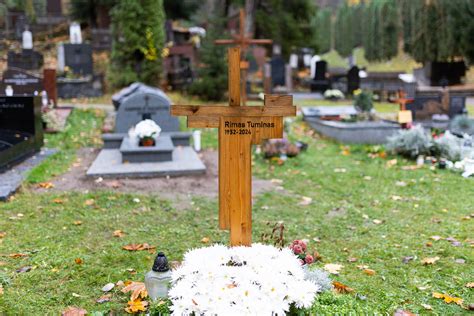 Lietuviškų Vėlinių tradicijos kapinėse