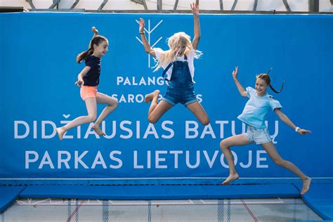 Vaikai linksminasi batutų parke Palangoje