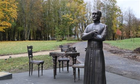 Eglės ir jos vaikų skulptūrinė kompozicija