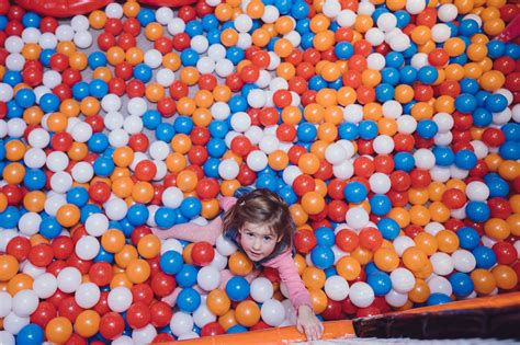 spalvinga vaikų žaidimų aikštelė su kamuoliukų baseinu