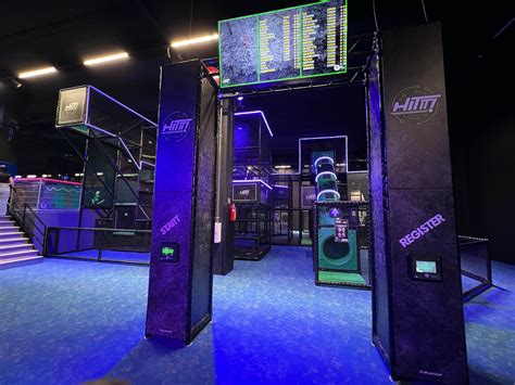 interaktyvi pramogų zona su žaidimų konsolėmis