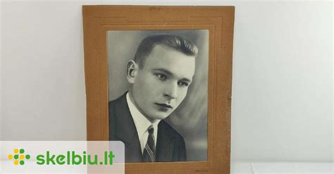 Portretinė Nidos Vasiliauskaitės nuotrauka diskusijos fone