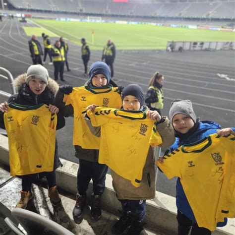 Jaunieji futbolininkai iš skirtingų Europos šalių komandų