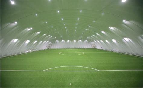 Pripučiamas futbolo maniežas žiemos metu
