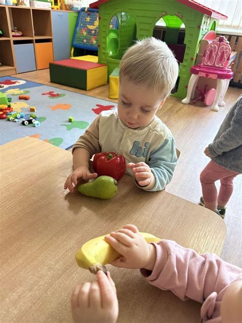 Linksmi vaikai valgantys vaisius ir daržoves