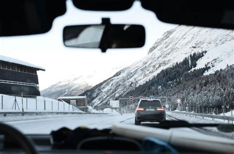 Šeima keliaujanti automobiliu per vaizdingus Austrijos kalnus