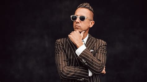 Linas Adomaitis scenoje