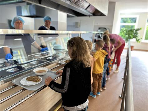 Stovyklos valgyklos interjeras ir maitinimo pavyzdys