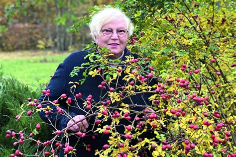 Adelė Karaliūnaitė žolelių apsuptyje