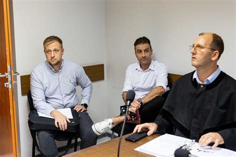 A. Vertelka teismo posėdyje arba kalėjimo aplinka