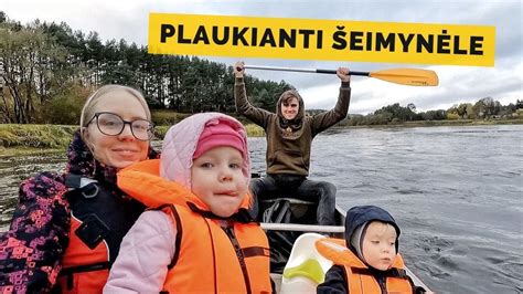 Šeima plaukianti baidare upe