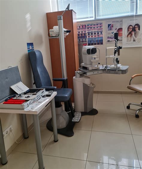 optikos salonas su įranga regėjimo patikrai