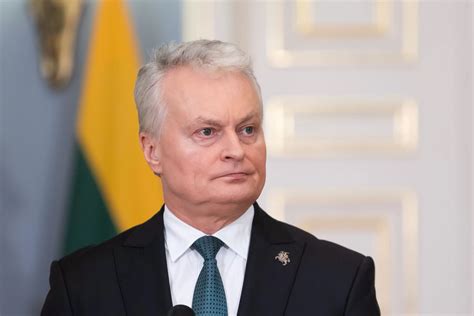 Prezidentas Gitanas Nausėda darbo kabinete