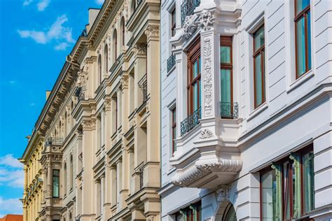 Auksuotojo darbo procesas su smulkiais objektais