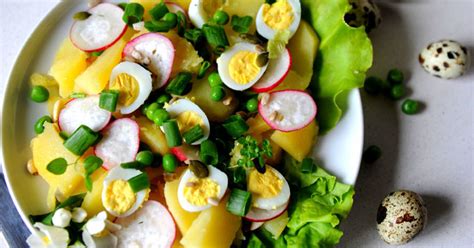 įvairios spalvingos mišrainės dubenėliuose su virtais kiaušiniais