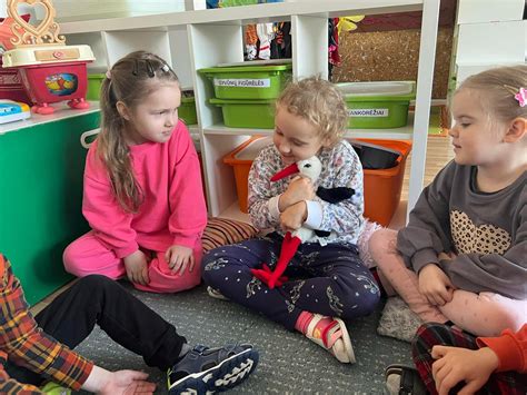 Vaikų grupė, besimokanti anglų kalbos žaidžiant su personažu Pingu