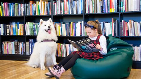 Vaikas policijos nuovadoje žaidžia su šunimi