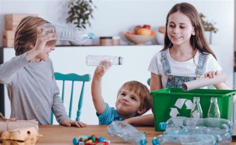 vaikai rūšiuoja atliekas