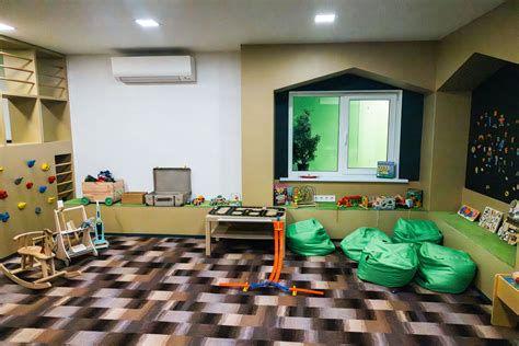tvarkinga žaidimų zona su vaikų staleliais