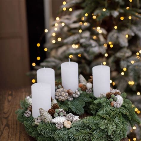 Advento vainikas su keturiomis žvakėmis ir puošmenomis