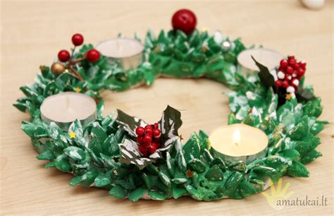 Vaikai, gaminantys Advento vainiką