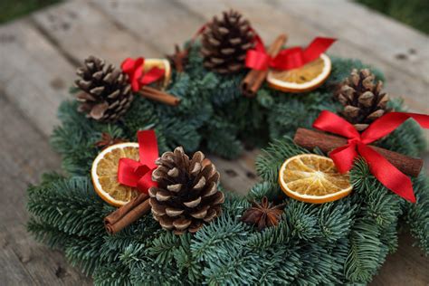 Advento vainikas, papuoštas džiovintais apelsinais ir cinamono lazdelėmis