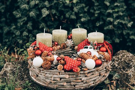 Advento vainikas, padarytas iš medžio kamieno