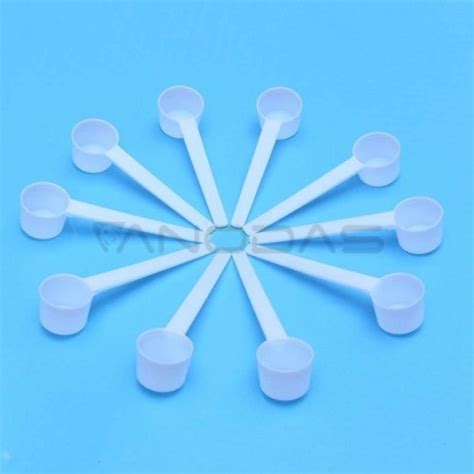 Ambroksolio sirupo buteliukas ir matavimo šaukštelis