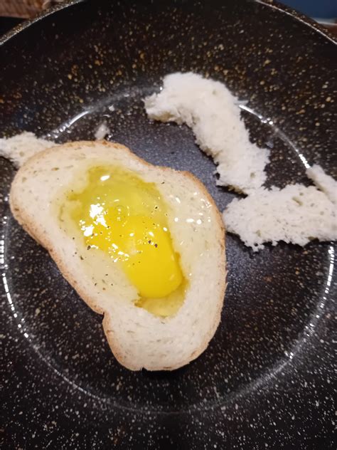 Keptas kiaušinis duonos riekėje lėkštėje