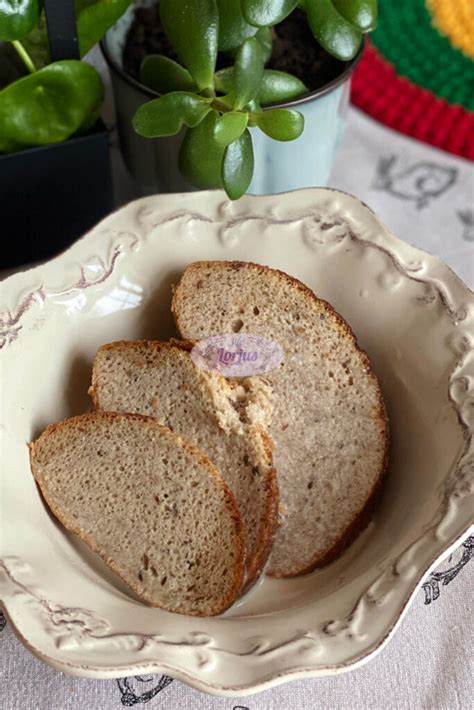 Procesas kepant kiaušinius keptuvėje su duona