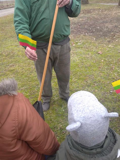 Vaikai daro trispalves vėliavėles