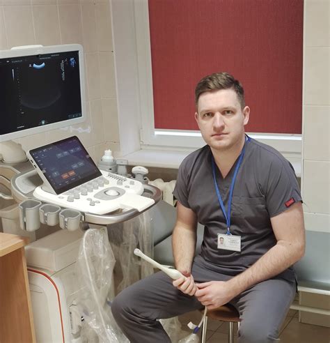 Gydytojas atliekantis vaiko krūtinės echoskopiją