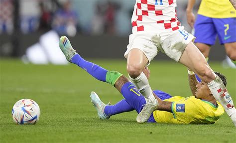 Vaikas smūgiuoja futbolo kamuolį į vartus