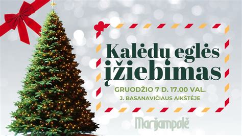 Šeima, apsupta žvakių šviesos prie Kalėdų eglutės