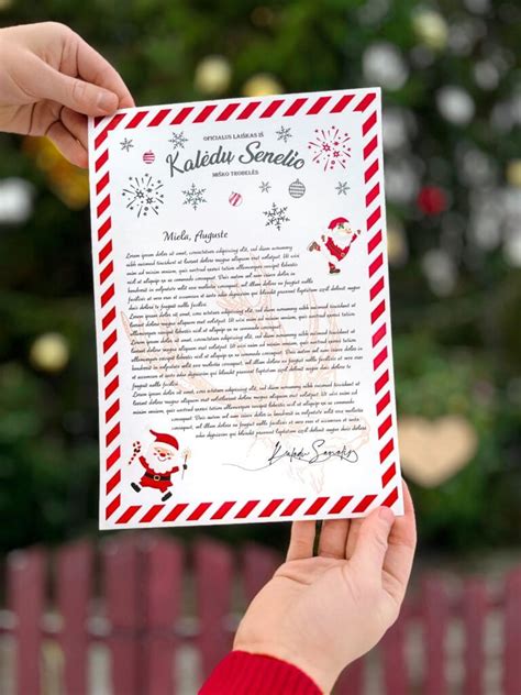 Džiugus vaikas skaito Kalėdų Senelio laišką