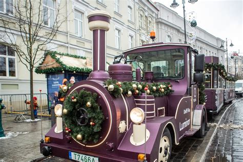 Kalėdinis traukinukas važiuojantis per šventinį miestą