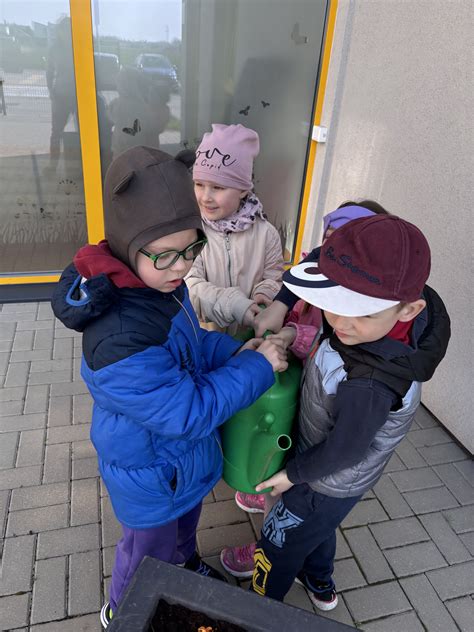 Vaikai muziejuje kuria ir puošia karūnas