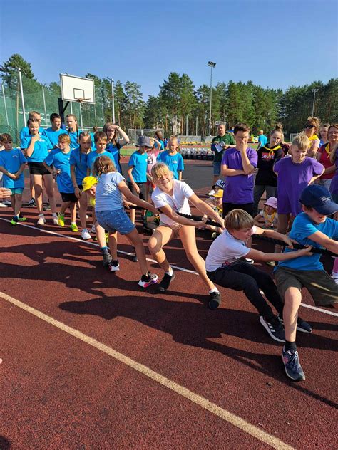 Vaikai dalyvauja sporto renginyje