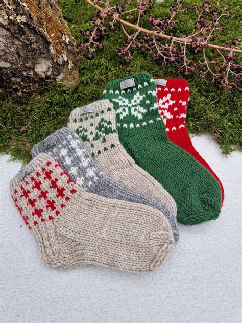 Megztos vaikiškos kojinės su eglutėmis ir kankorėžiais