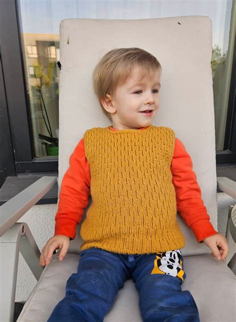 Įvairios spalvingos megztos liemenės vaikams