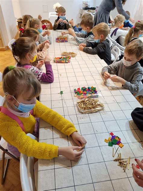 vaikai gaminantys kalėdinius žaisliukus