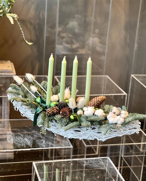 natūralios kalėdinės dekoracijos ant stalo