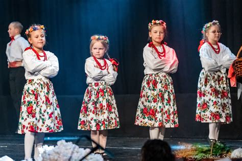 Vaikų liaudies šokių kolektyvo pasirodymas