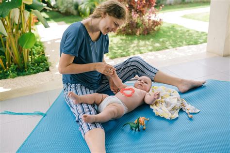 Kūdikis ir motina bendrauja per žaidimą