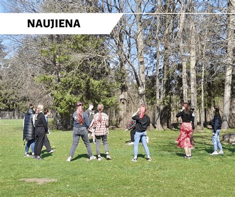 Nuotrauka: Vaikai, užsiimantys įvairia fizine veikla lauke