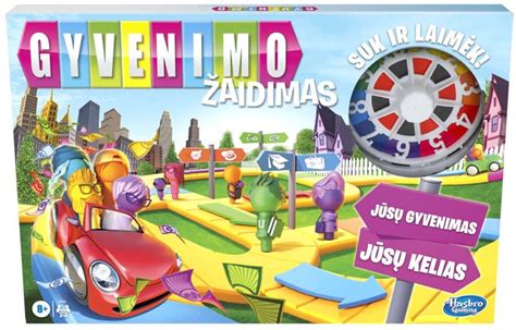 šeima žaidžianti kortomis kelionėje