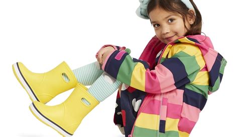 vaikas avintis neperšlampamus batus baloje