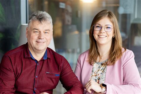 tėvas su dukra skaitantys knygą
