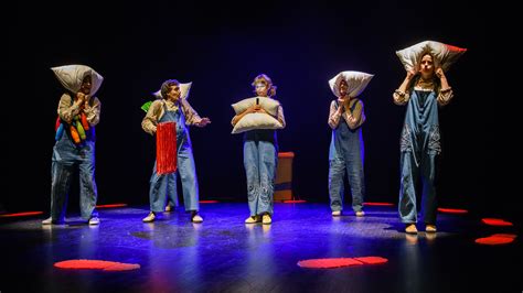 Keistuolių teatro scenos akimirka iš Donaldo Bisseto pasakų spektaklio