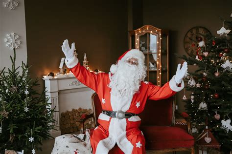 Linksmas Kalėdų Senelis su besmegeniais